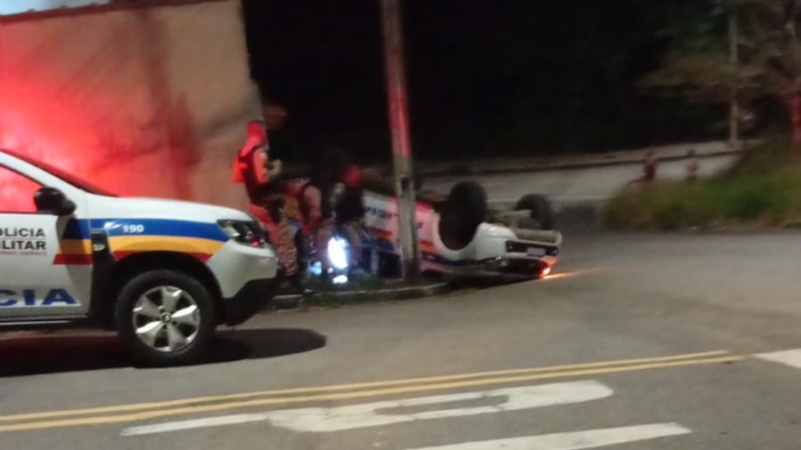 Viatura da PM capota durante perseguição em Varginha