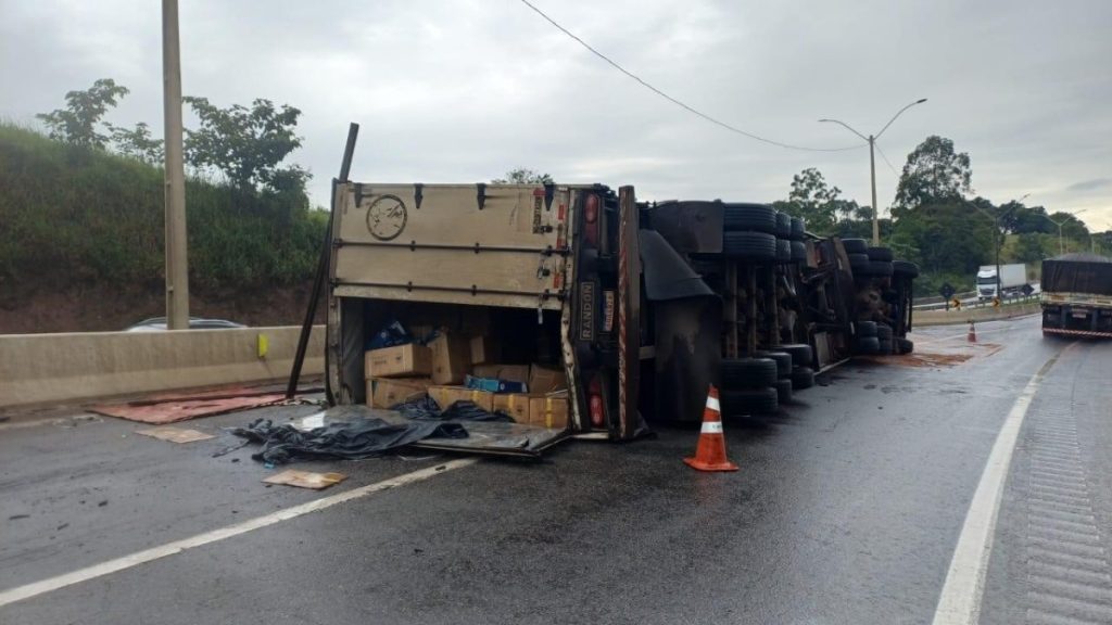 Mulheres são presas na Fernão Dias, após roubarem carga de carreta acidentada