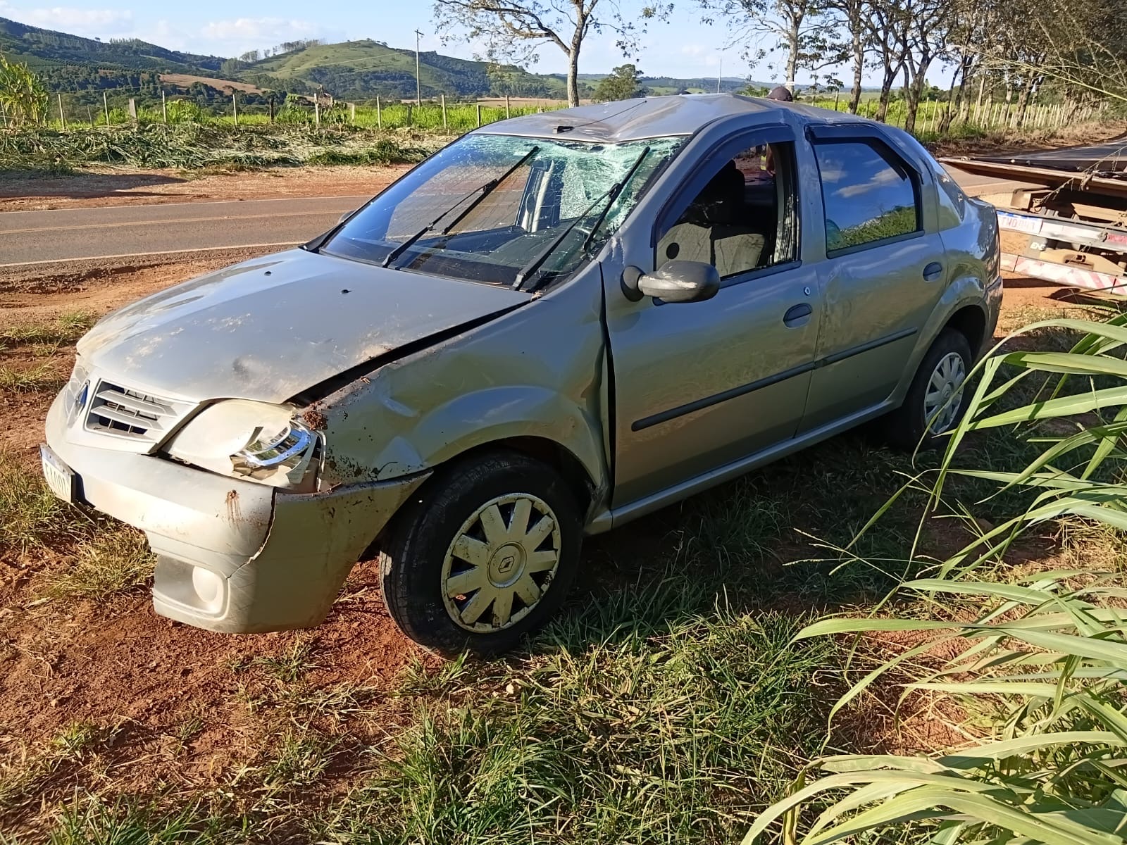 Mulher capota o carro na rodovia de Campos Gerais