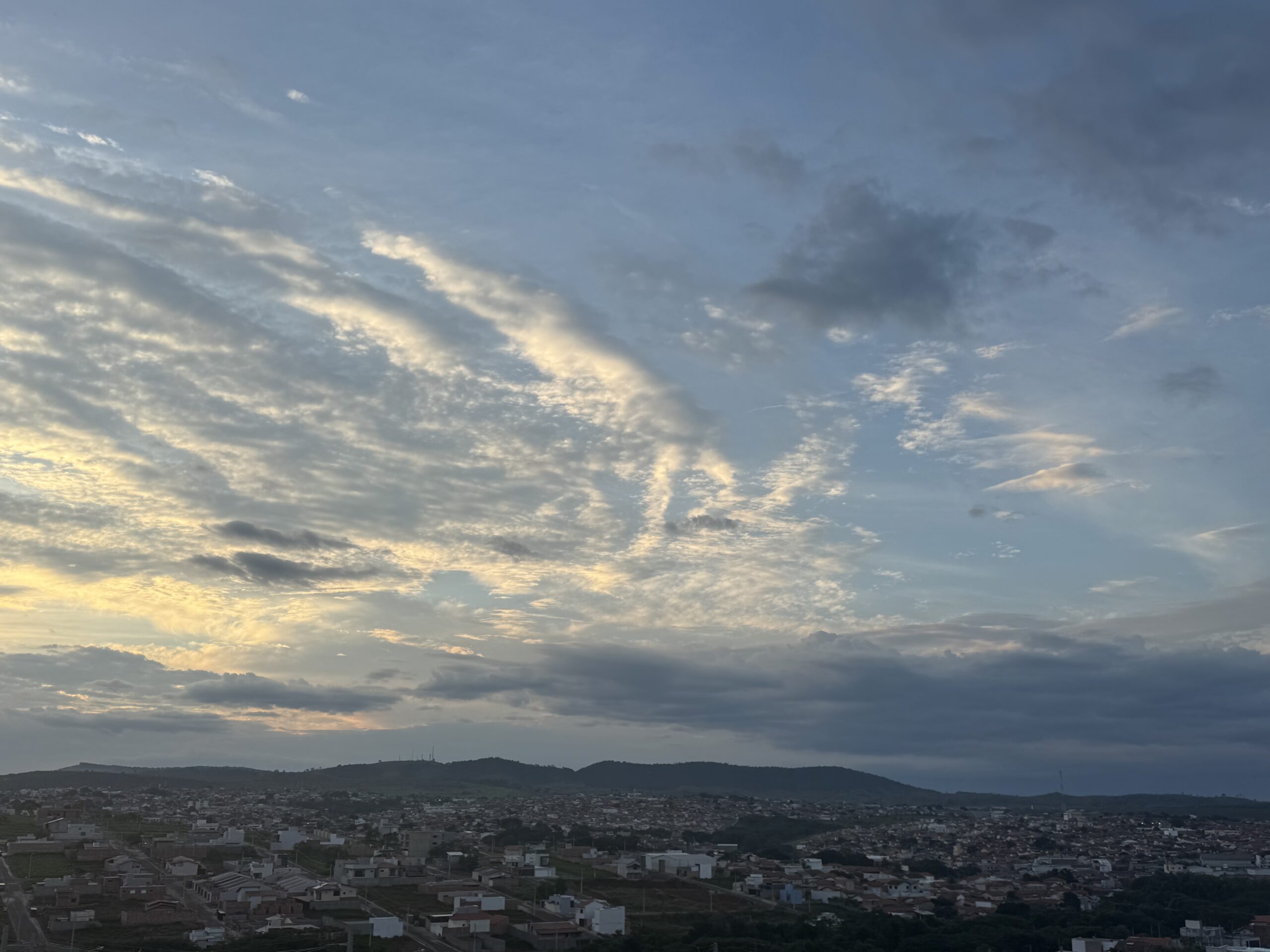 Previsão do tempo: Sol aparece, mas noite pode ter pancadas de chuva em Três Pontas