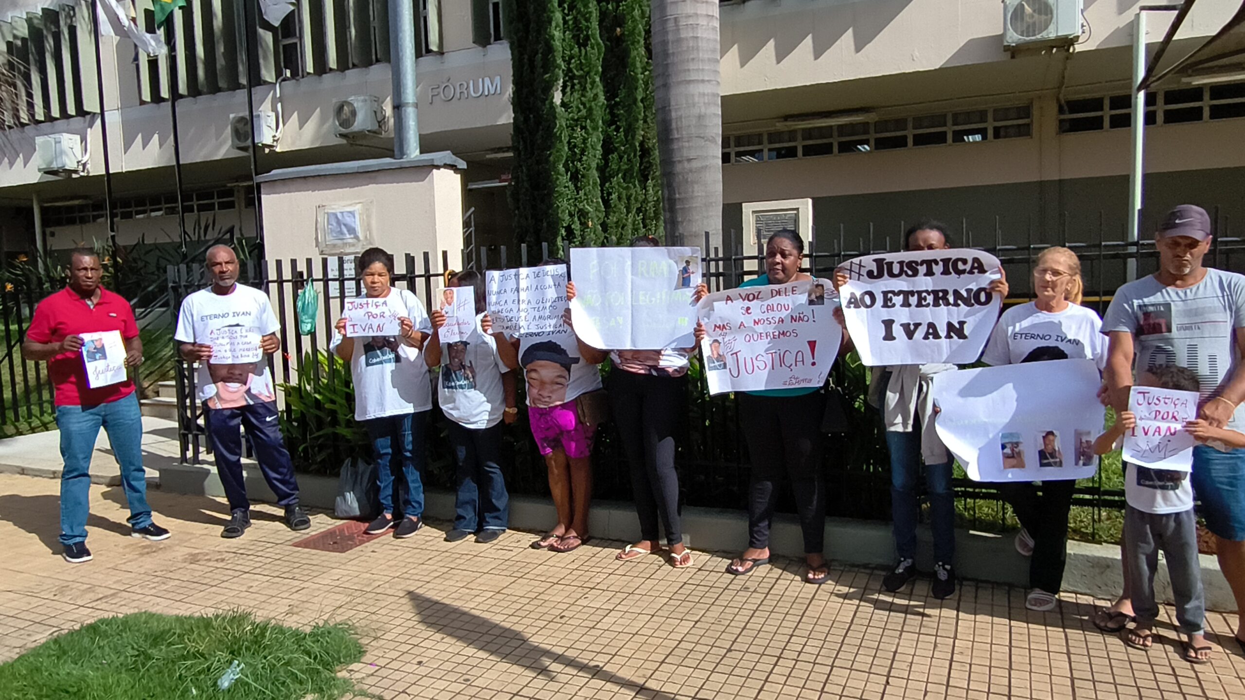 Quase dois anos após crime, família faz protesto em frente ao Fórum e cobra justiça por jovem morto a facada