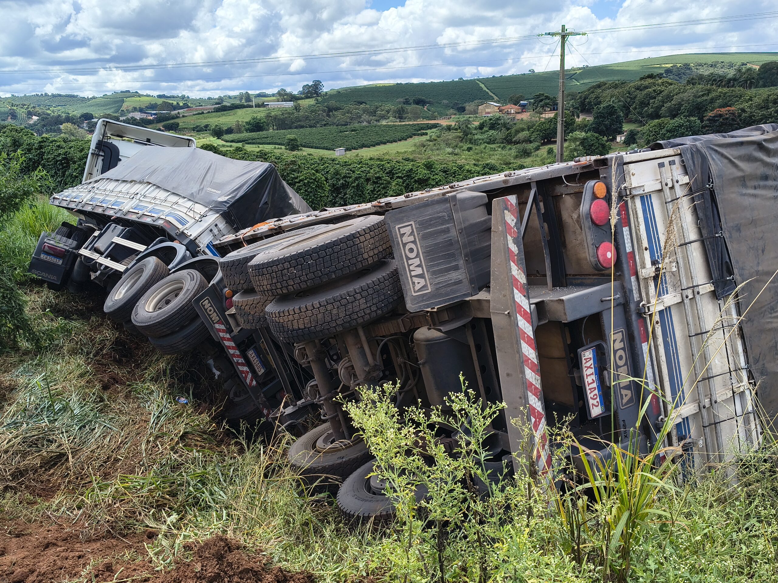 Carreta não para no trevo Padre Victor e atinge carro de aplicativo