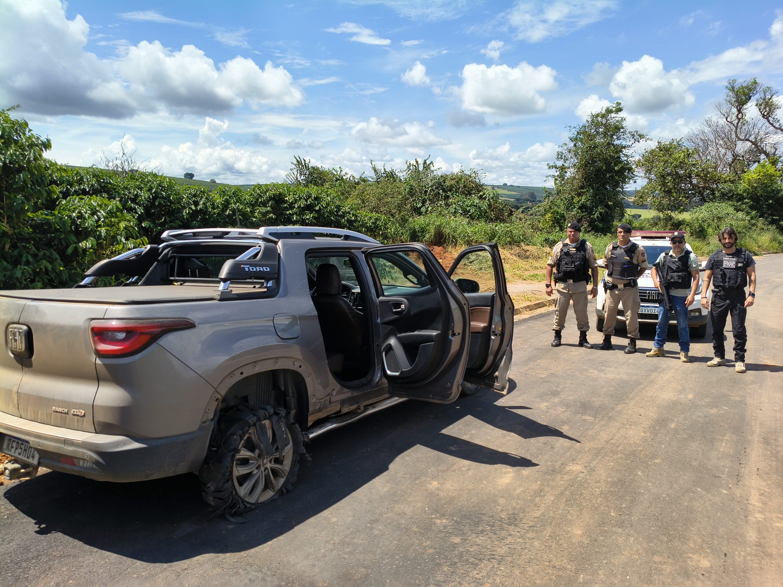 URGENTE: Homem toma caminhonete de assalto em Santana da Vargem e foge para Três Pontas