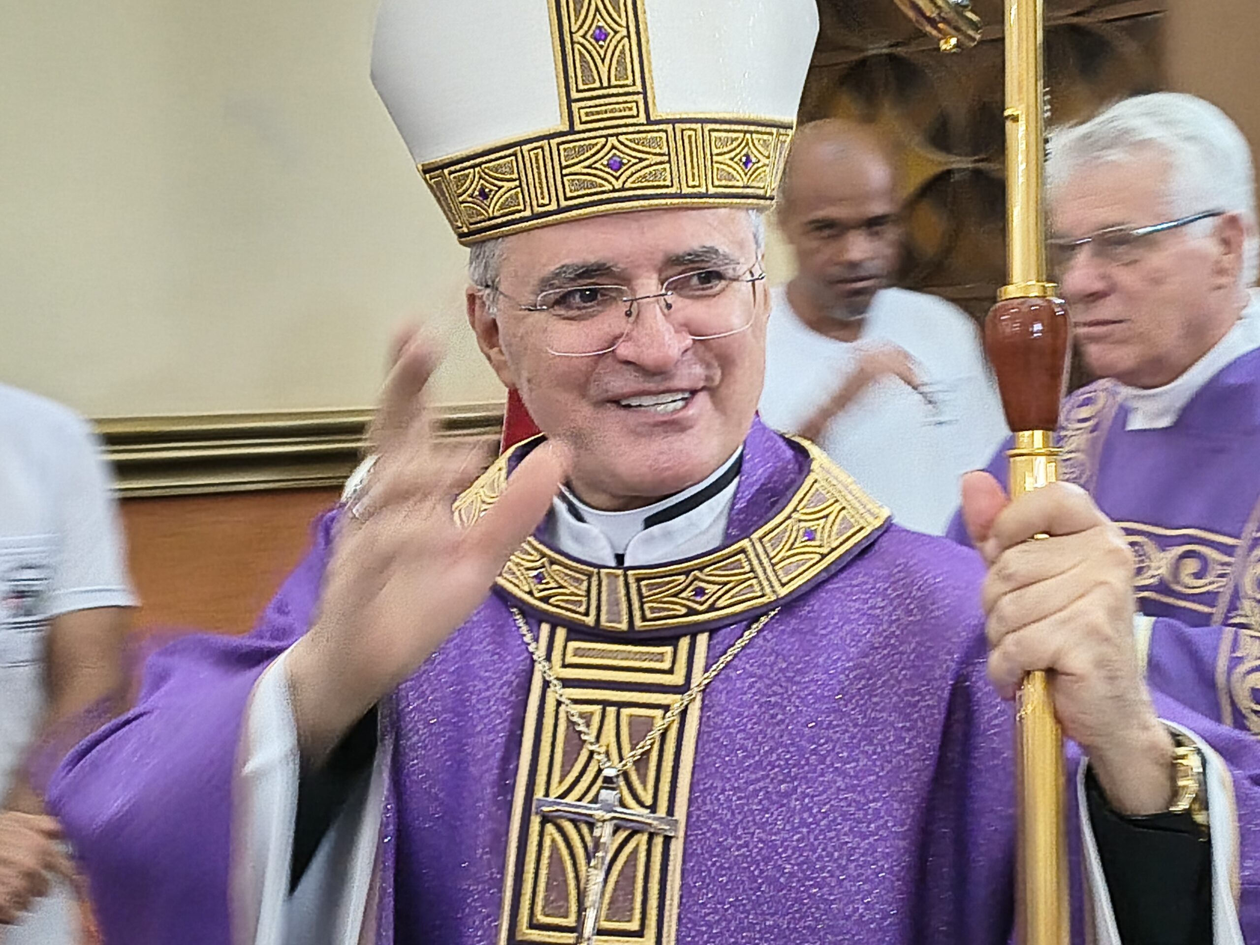 Na primeira visita a Três Pontas, Dom Walter une fé e cultura ao citar Milton Nascimento como referência