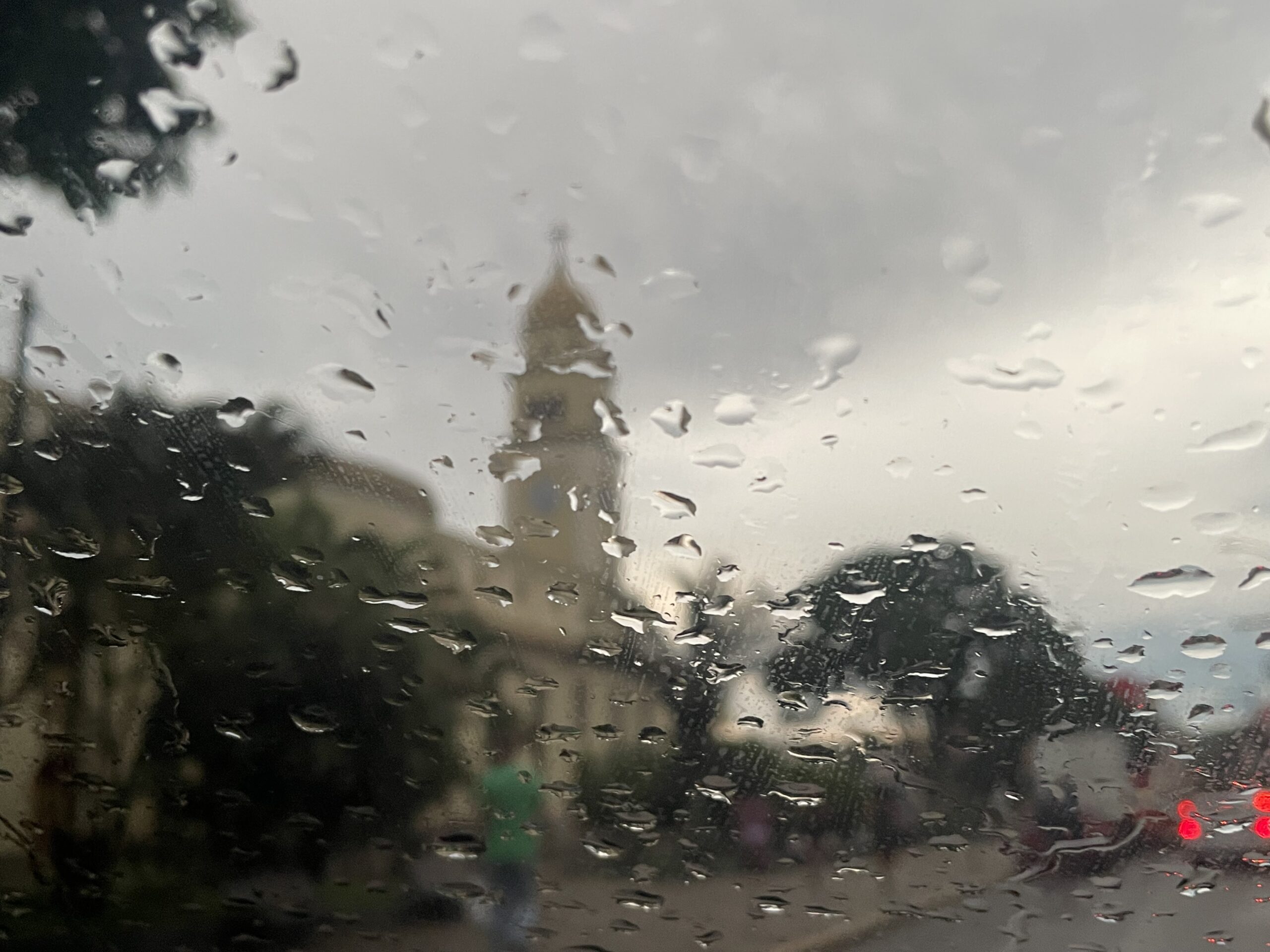 Previsão indica dia chuvoso e com risco de temporal em Três Pontas