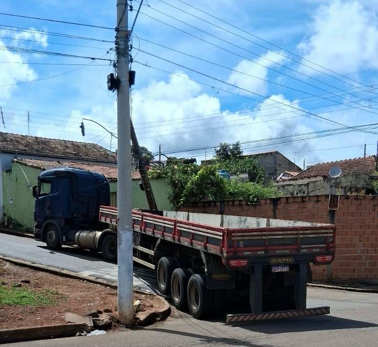 Motorista bate carreta em poste de iluminação na Vila Marilena