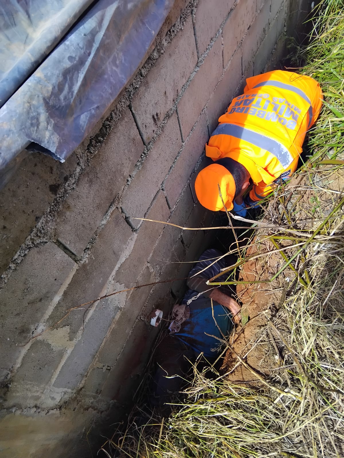 Bombeiros resgatam idoso preso entre barranco e muro em Carmo de Minas