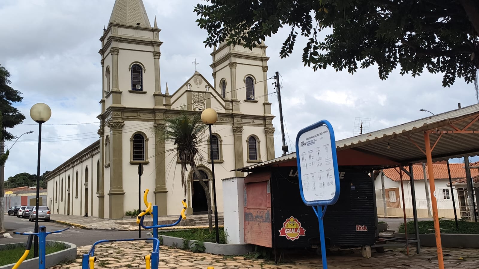 Mais uma praça fica as escuras, após furtos de fiação elétrica