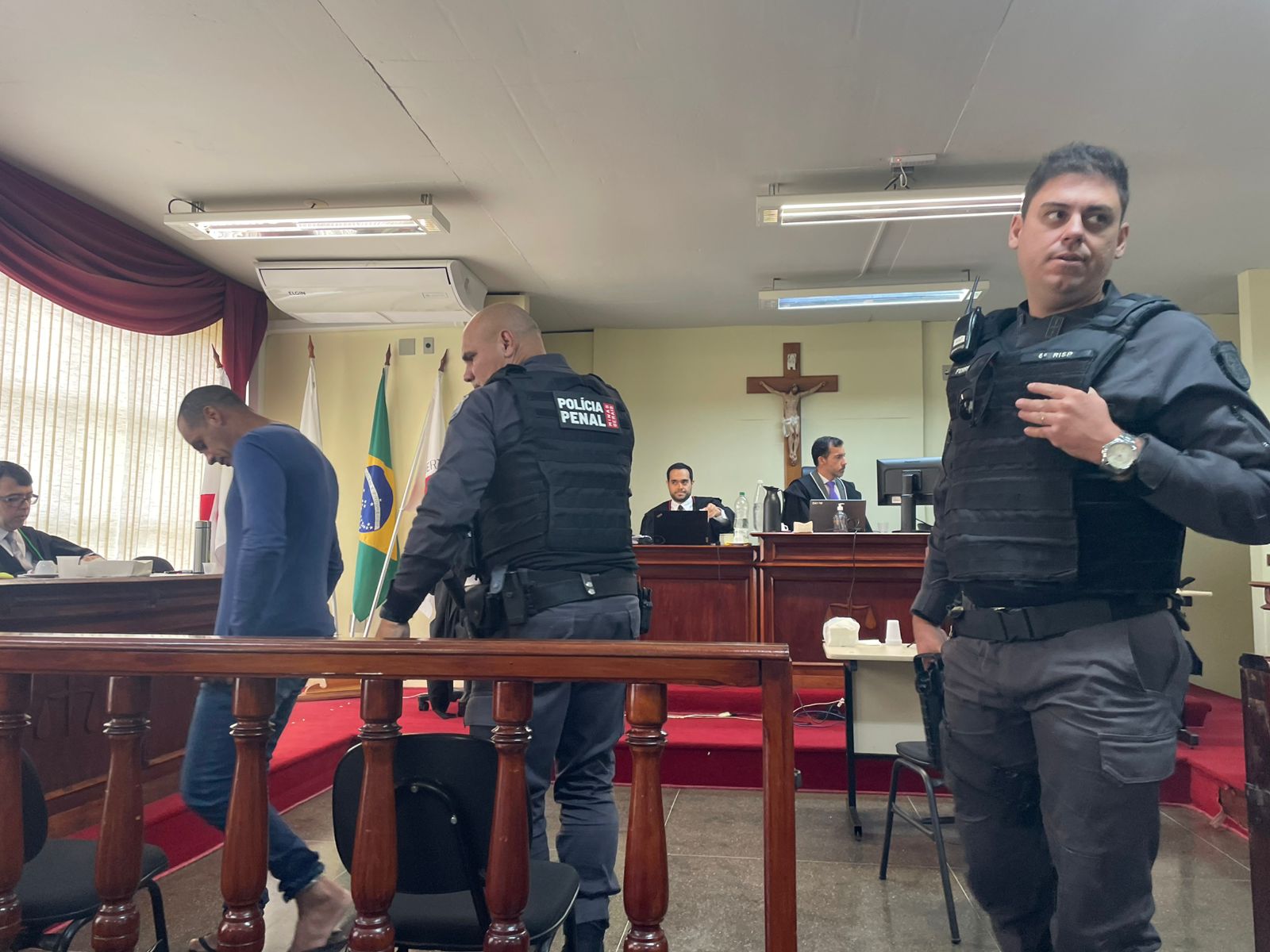 Justiça condena a 35 anos de prisão, rapaz que matou a namorada a facadas em 2024 no bairro Santa Edwirges