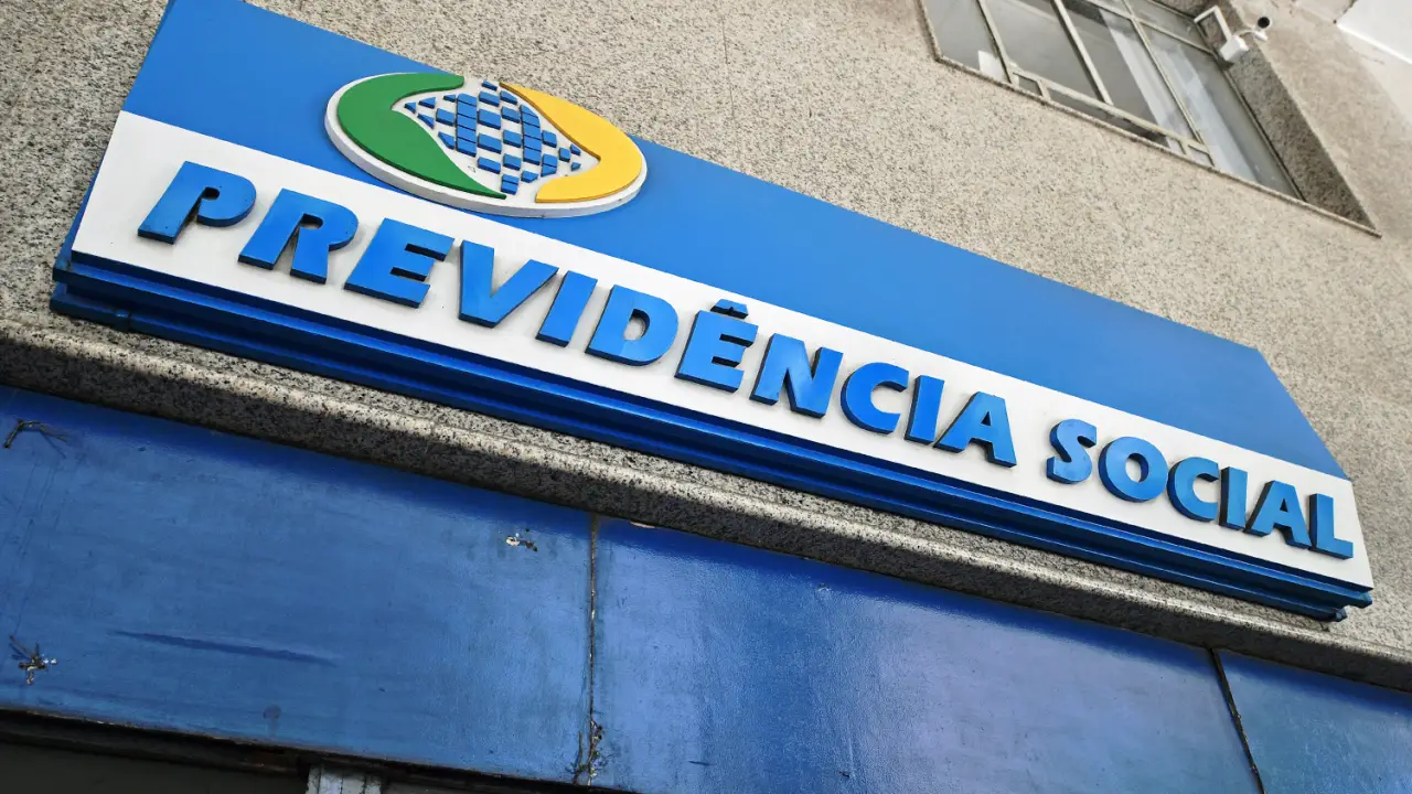 Governo antecipa 13º do INSS; saiba quando o dinheiro cai na conta