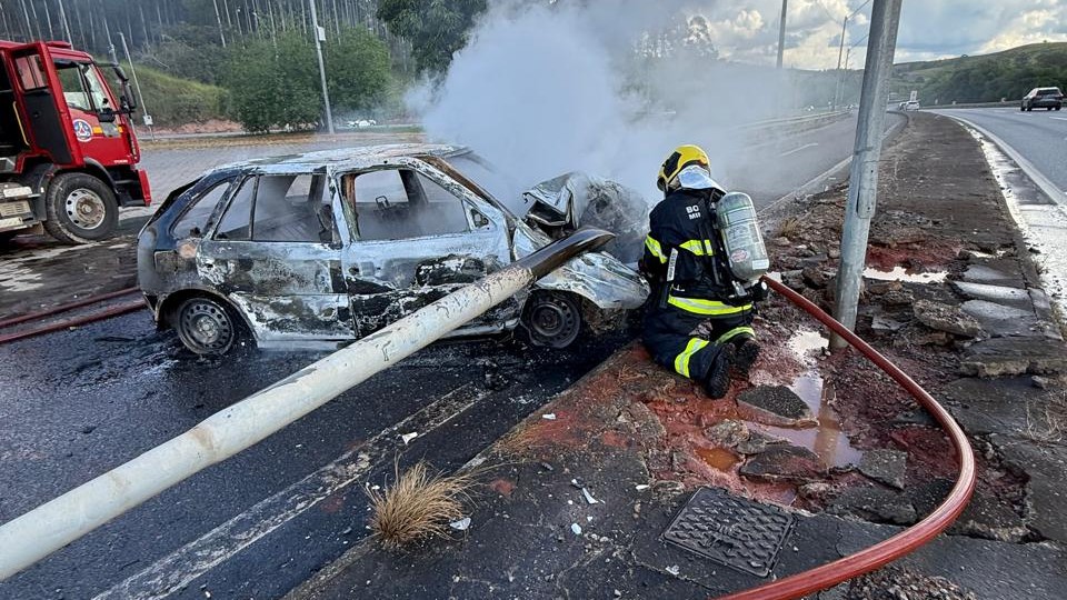 Carro bate contra poste e pega fogo na Rodovia Fernão Dias em Três Corações