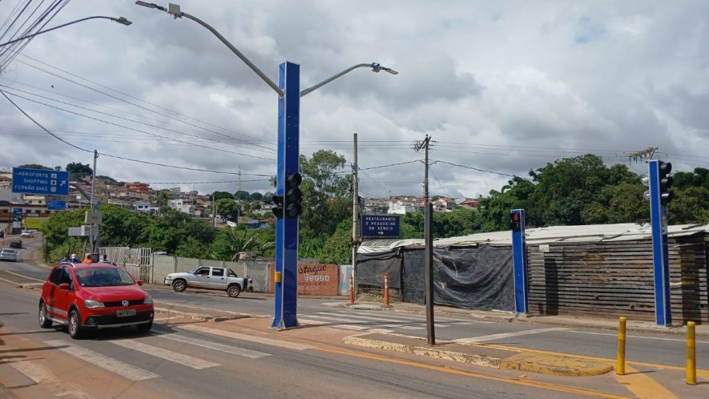 EPR instala semáforo com led na entrada de Varginha