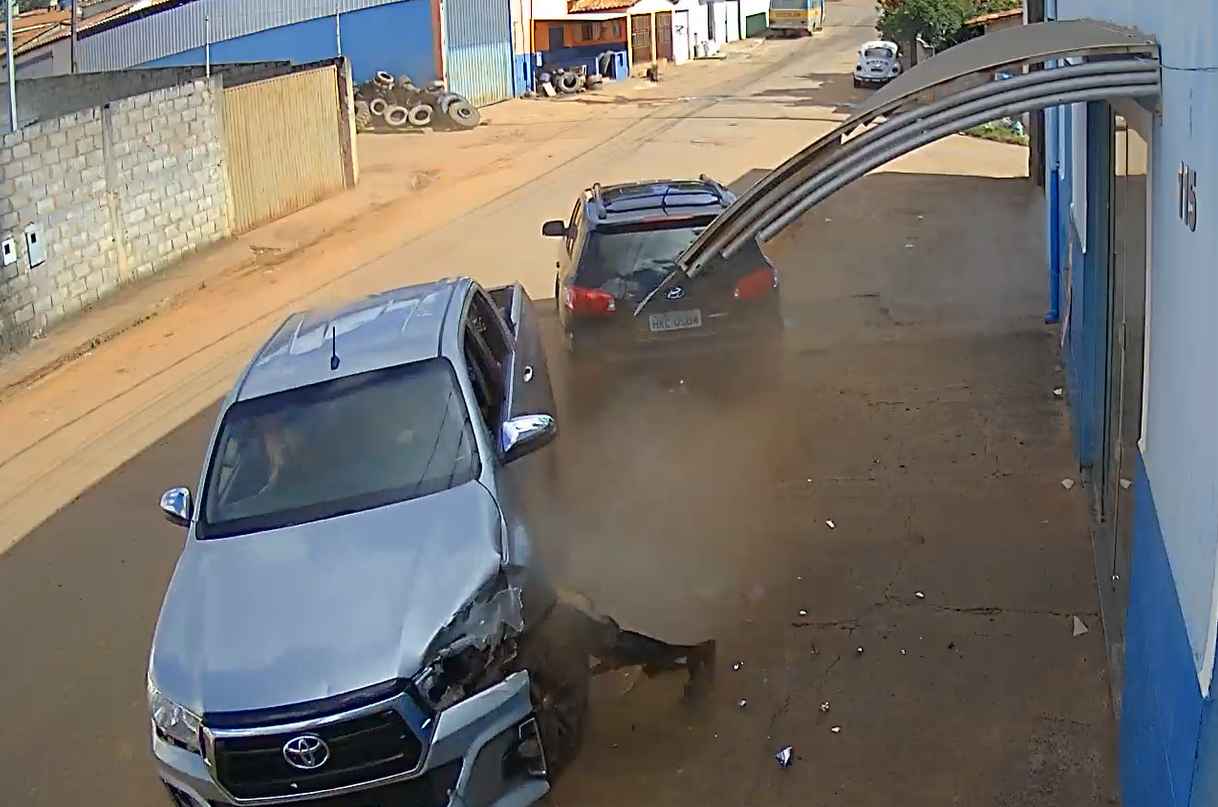 Adolescente bate caminhonete ao fazer conversão em Ilicínea