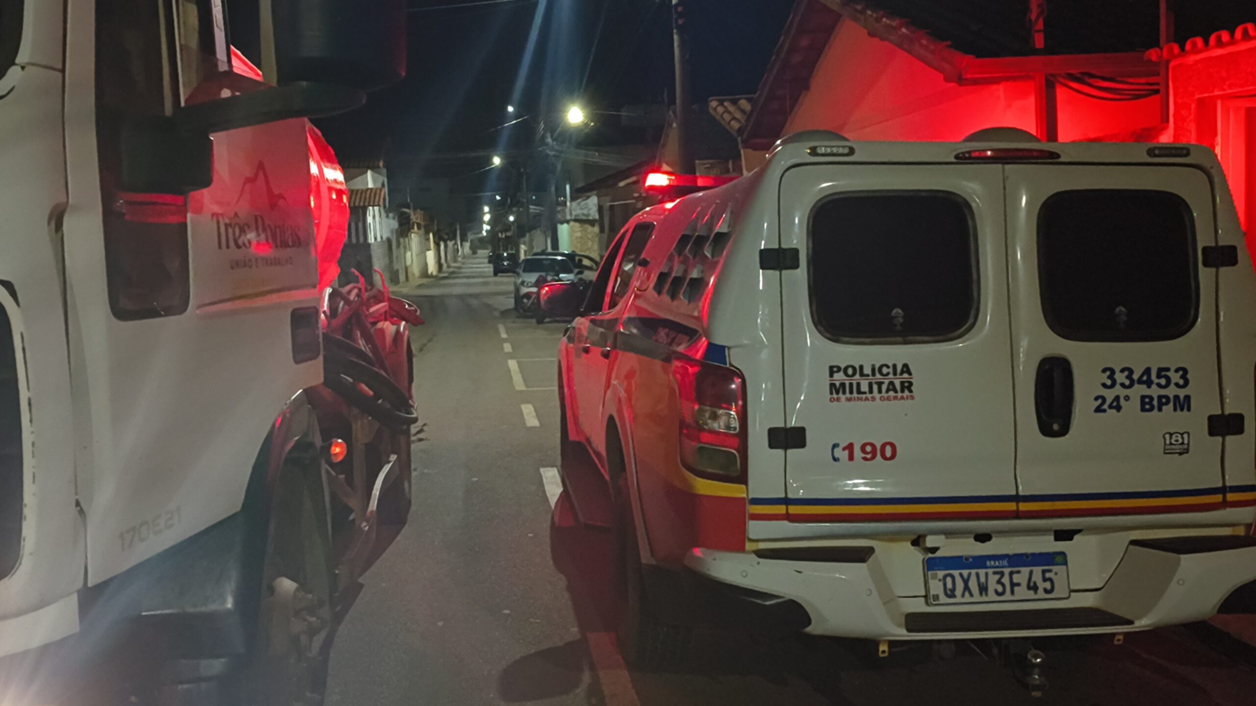 Casa pega fogo no Centro; vela acesa pode ter provocado incêndio