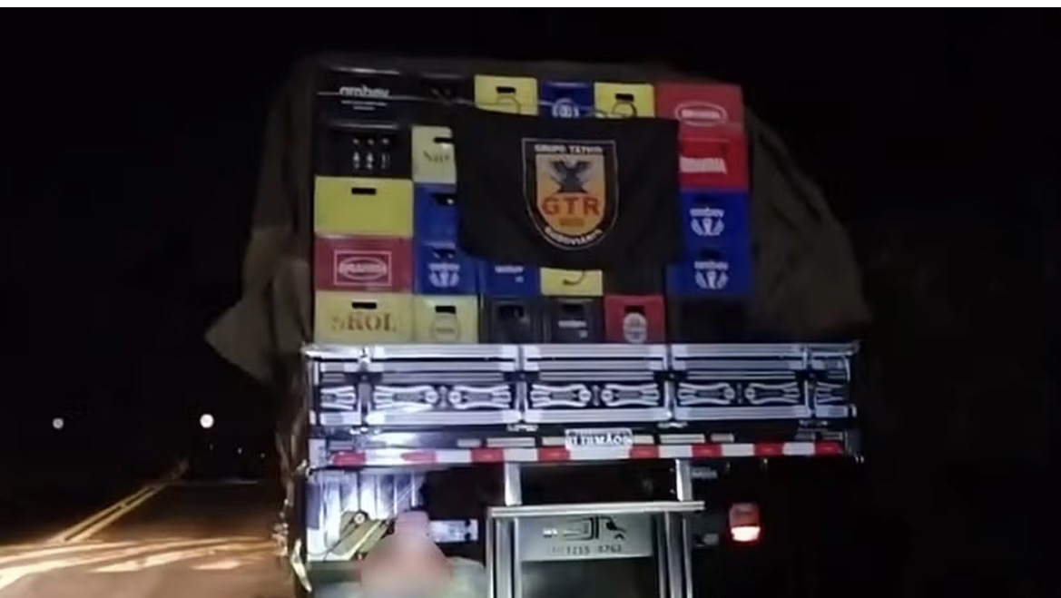 MG 050: Polícia apreende 12 mil garrafas de cerveja adulterada em Passos