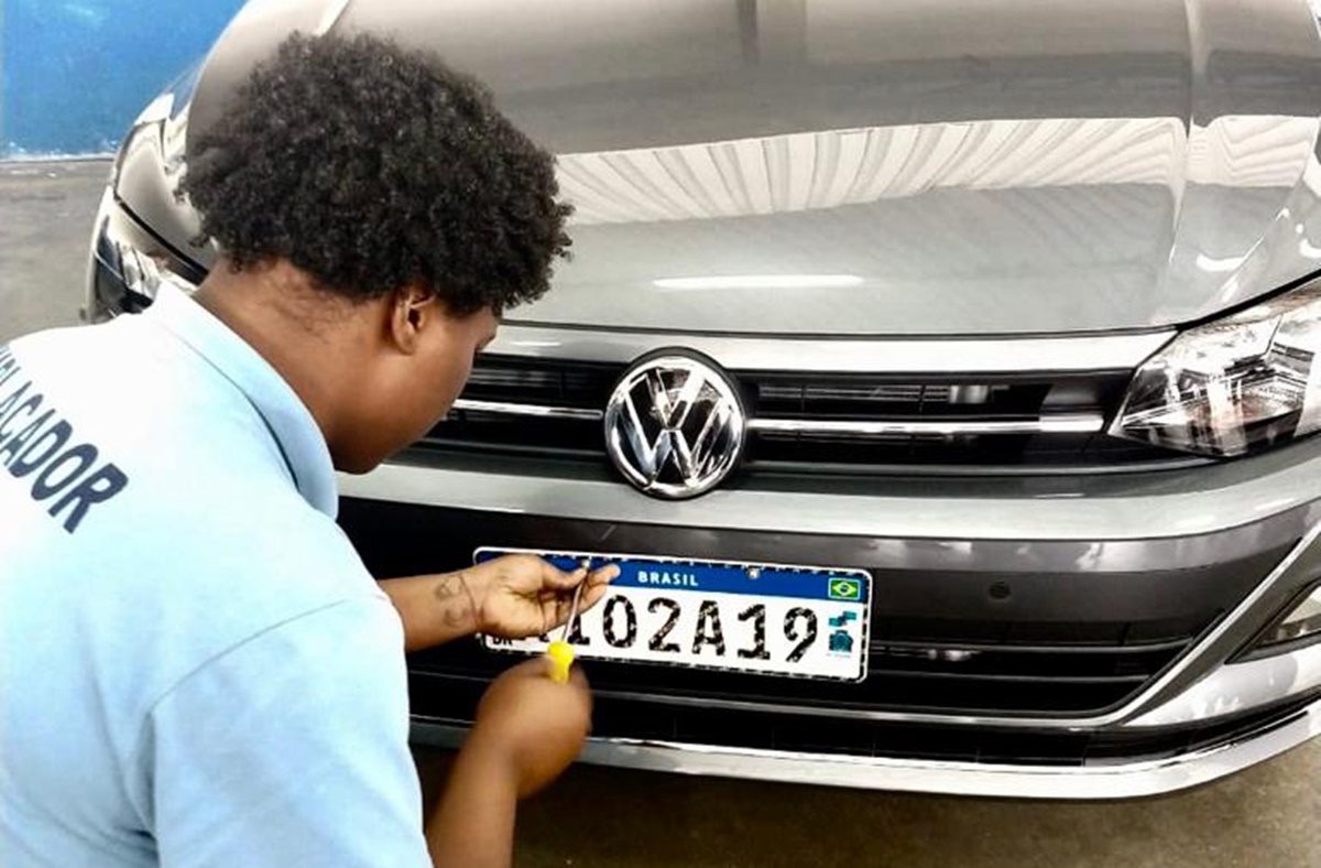 Placas dos carros podem voltar a ter nomes de cidades e estados