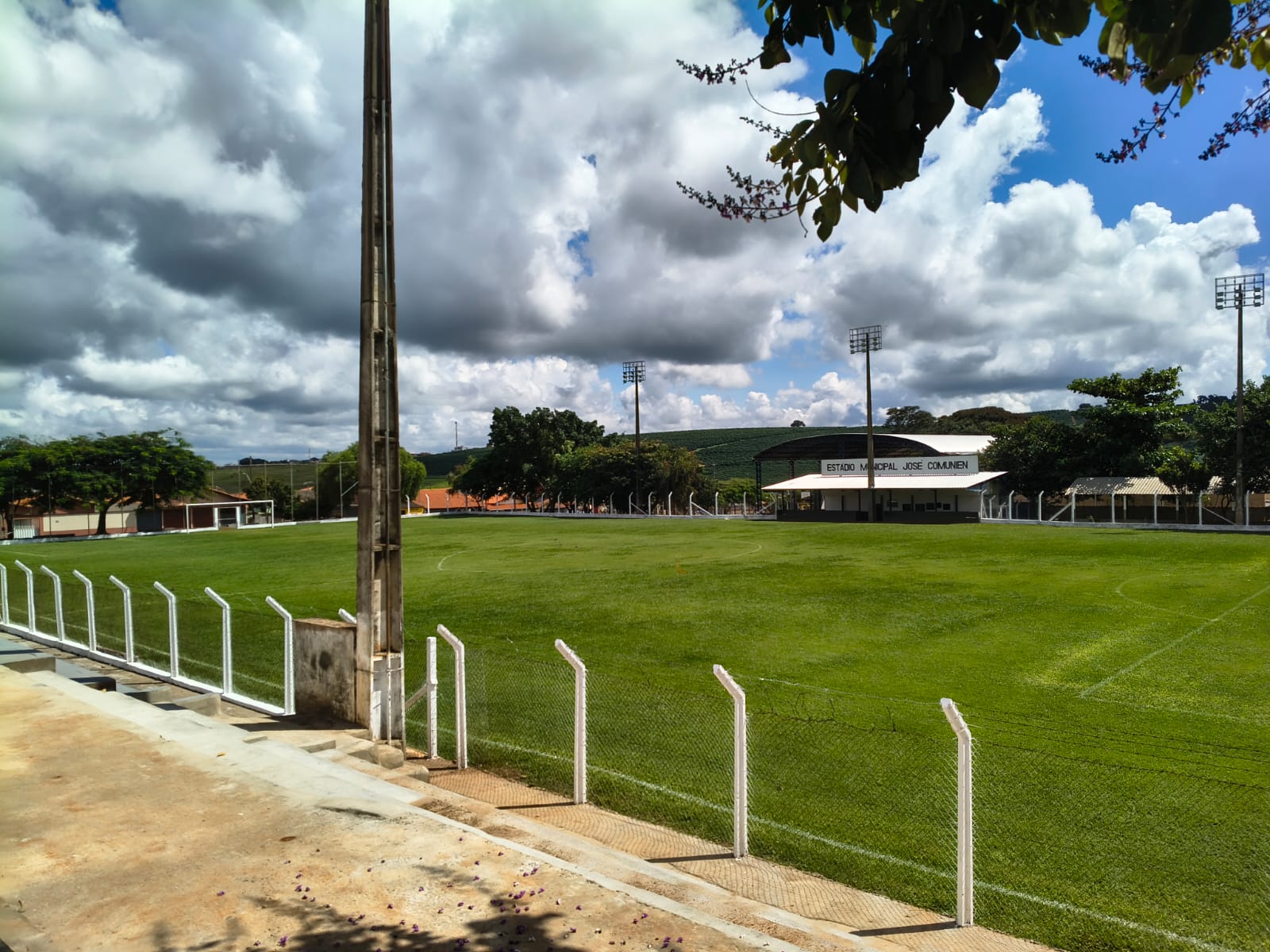 Secretaria de Esportes entrega chuteiras em projeto esportivo e inicia hoje Torneio do Campo do Vila