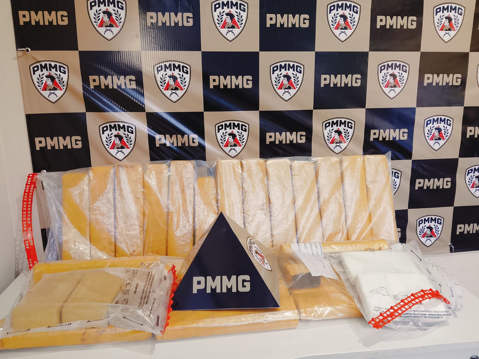 PM apreende 30 quilos de drogas em caminhonete clonada chegando em Três Pontas