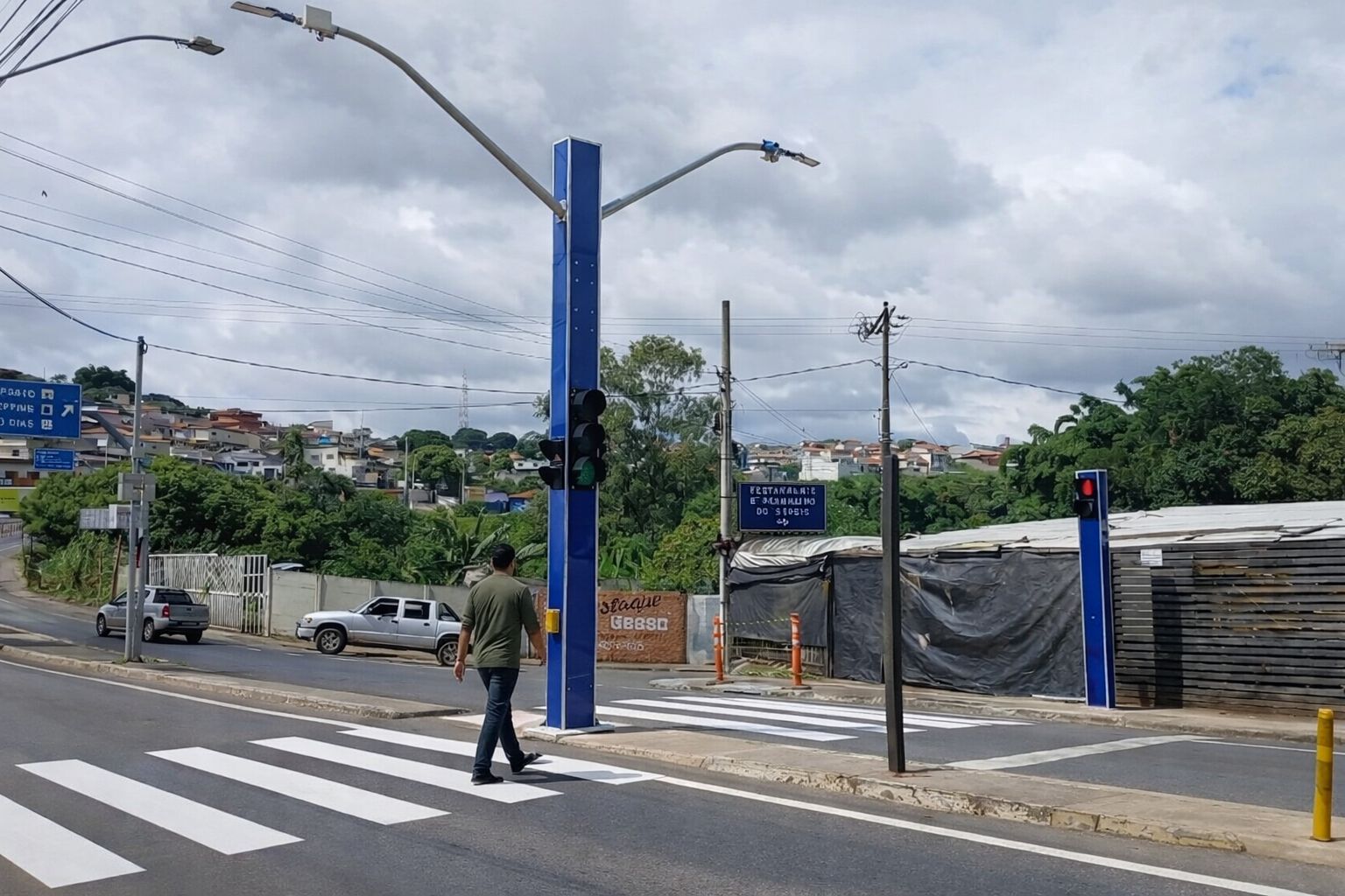 Concessionária implanta semáforo inteligente com LED na entrada de Varginha