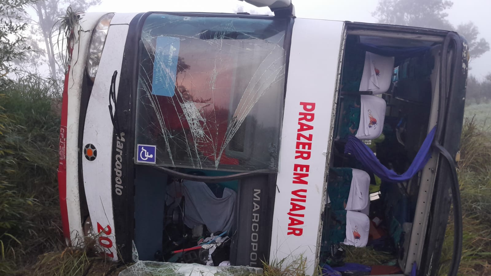 Dez pessoas ficam feridas em acidente com ônibus de romaria em Caxambu