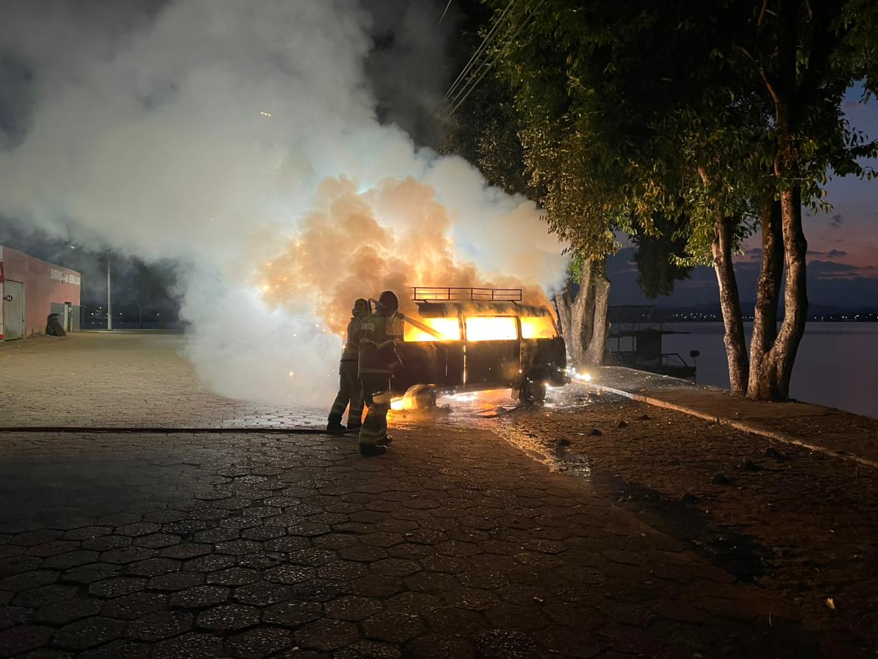 Kombi pega fogo em posto de combustíveis em Boa Esperança