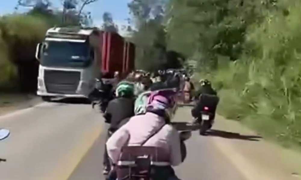 Motociclista que participava de romaria bate com carreta na MG-179