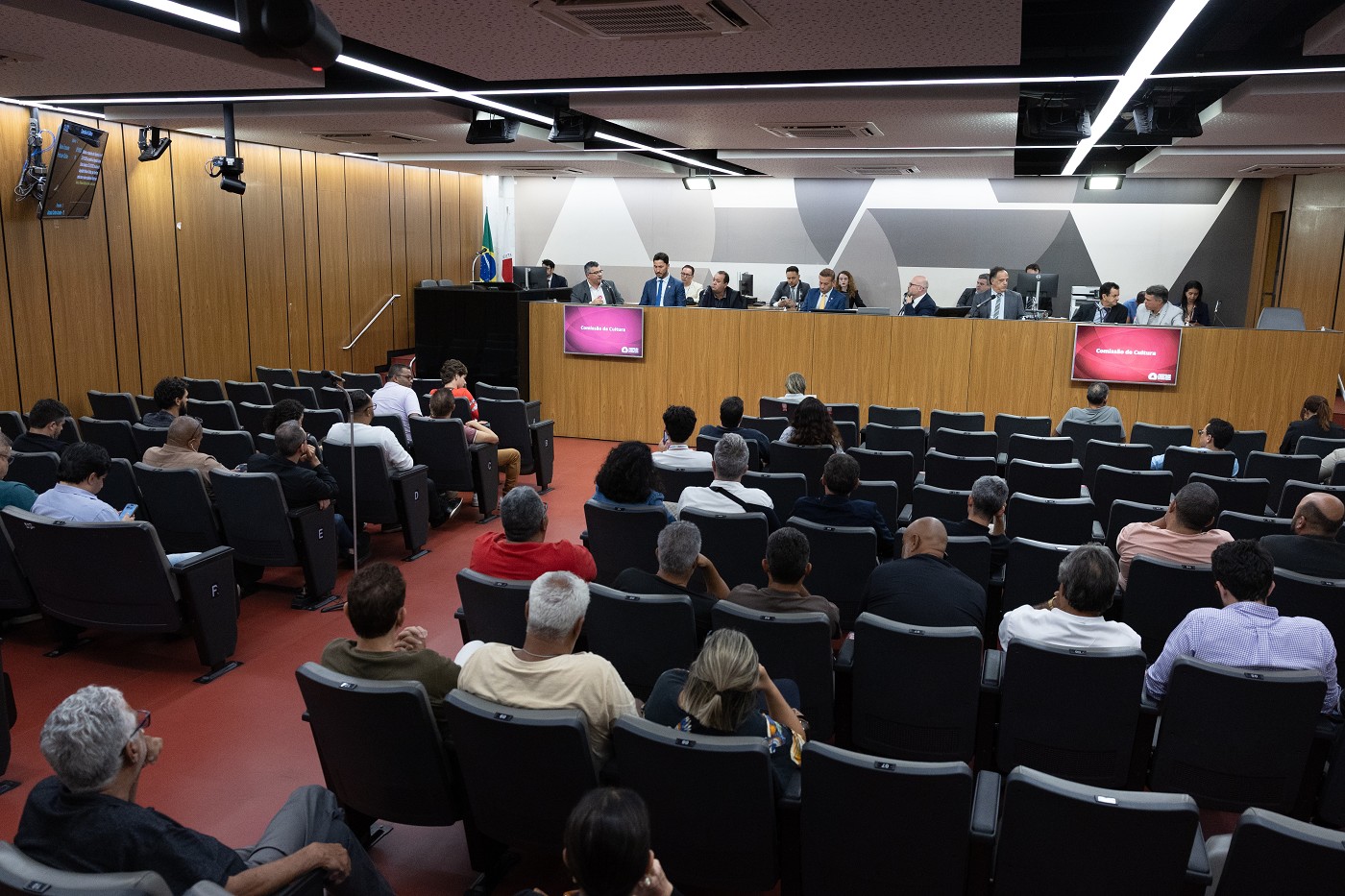 Projeto de lei fixa limite de R$ 500 mil para cachês de shows em Minas