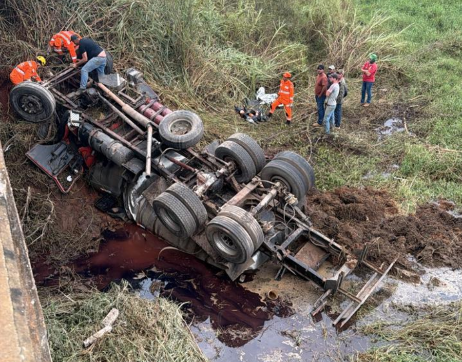 Caminhão que transportava soro de leite tomba em ponte e motorista morre