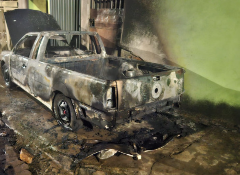 Veículo é destruído por incêndio em frente a residência no Santa Inês