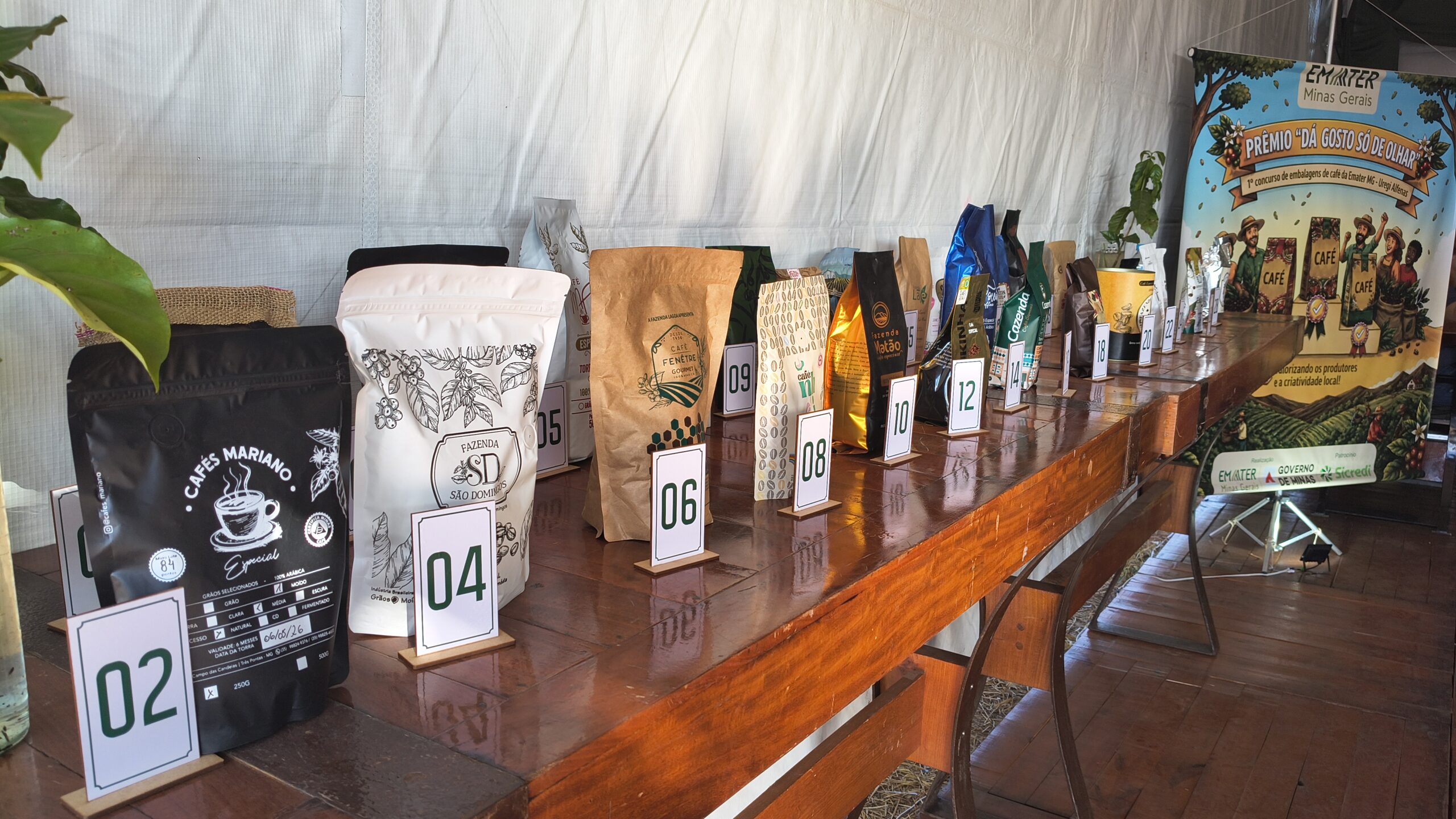 Concursos de embalagens e degustação movimentam tenda da Emater durante a Expocafé