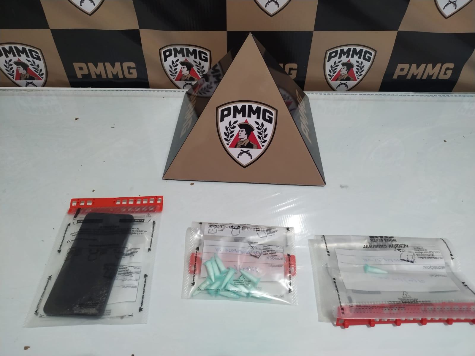 PM prende jovem vendendo drogas junto com comparsa no bairro Botafogo
