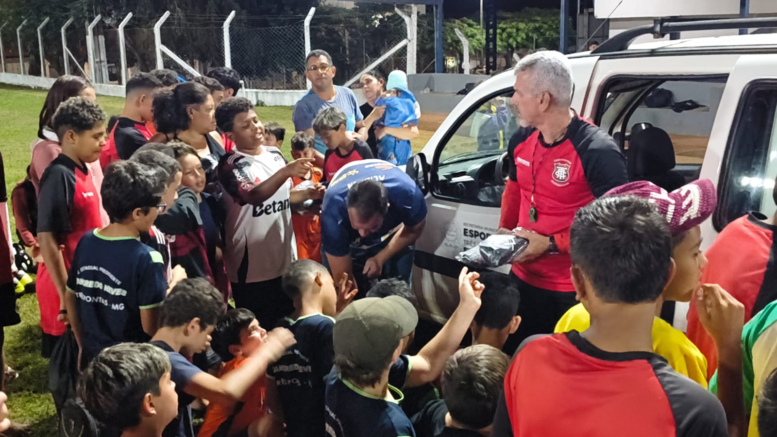 Secretaria de Esportes entrega chuteiras a alunos das escolinhas e kits esportivos às equipes de base