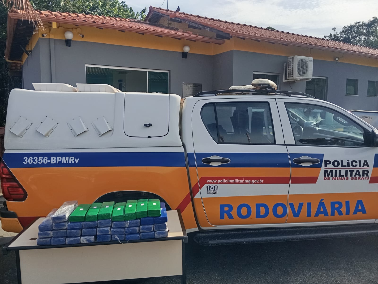 Polícia Militar Rodoviária apreende 45 quilos de maconha com mulher na BR-265 em Lavras