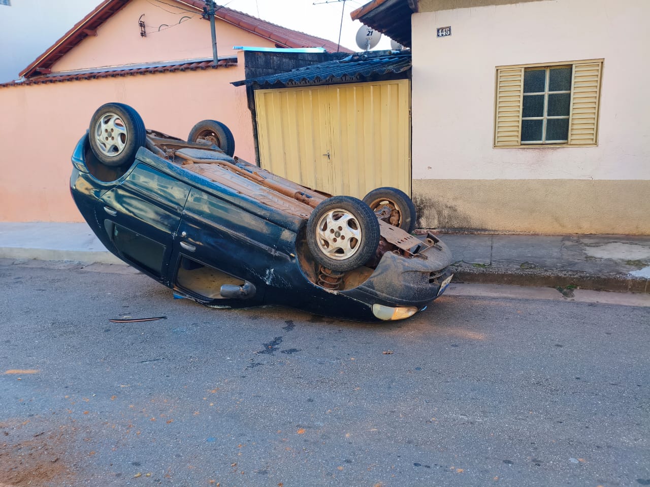Idoso capota o carro no bairro Padre Vitor depois de tomar cachaça