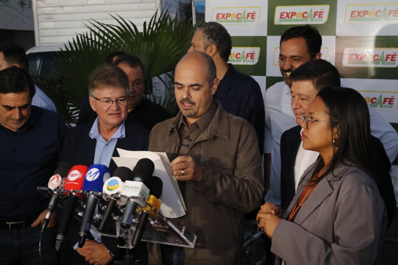 “Recapeamento da MG 167 começa em 60 dias”, afirma governador Mateus Simões em coletiva durante Expocafé