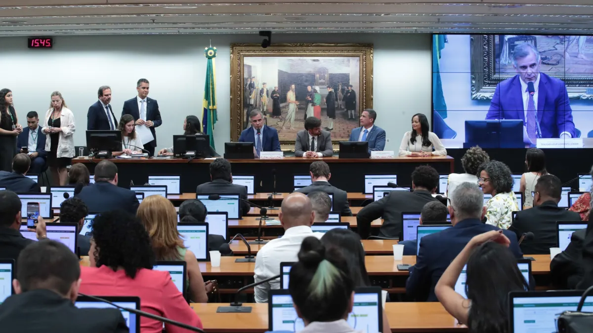 CCJ da Câmara aprova proposta que reduz maioridade penal de 18 para 16 anos