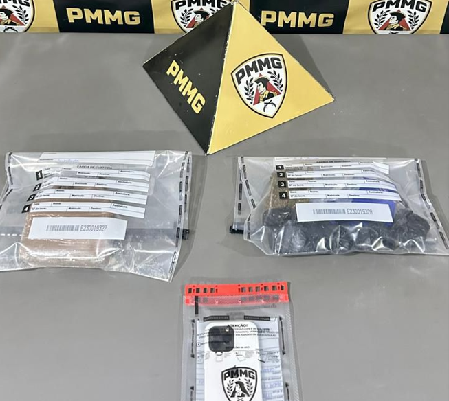 Mulher é presa com drogas suspeita de envolvimento com o tráfico em Campo Belo