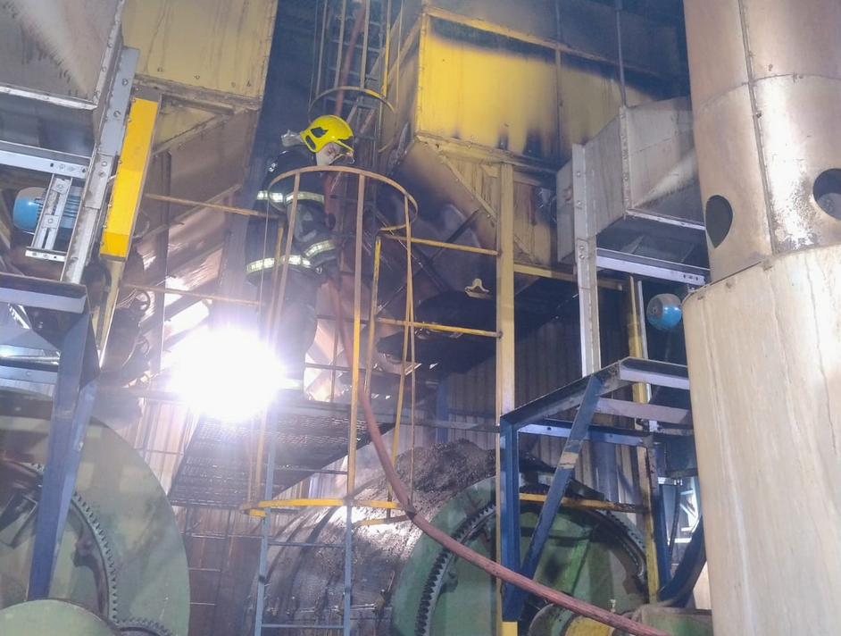 Incêndio atinge secador em fazenda de Boa Esperança e destrói cerca de 80 sacas de café