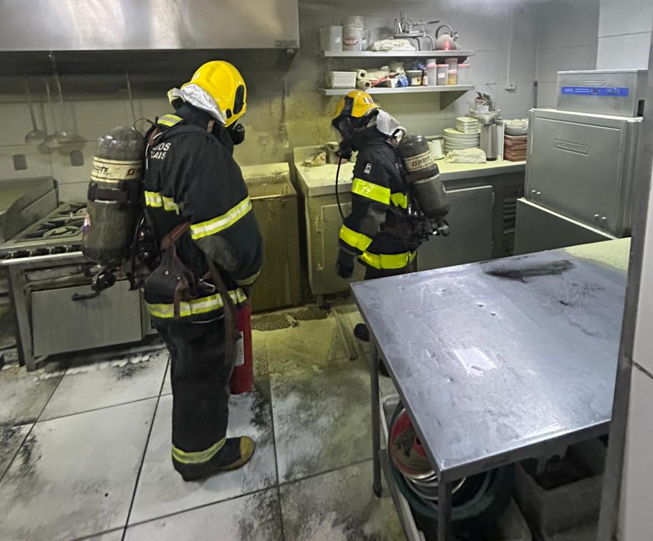 Fritadeira elétrica provoca incêndio em estabelecimento de shopping em Varginha