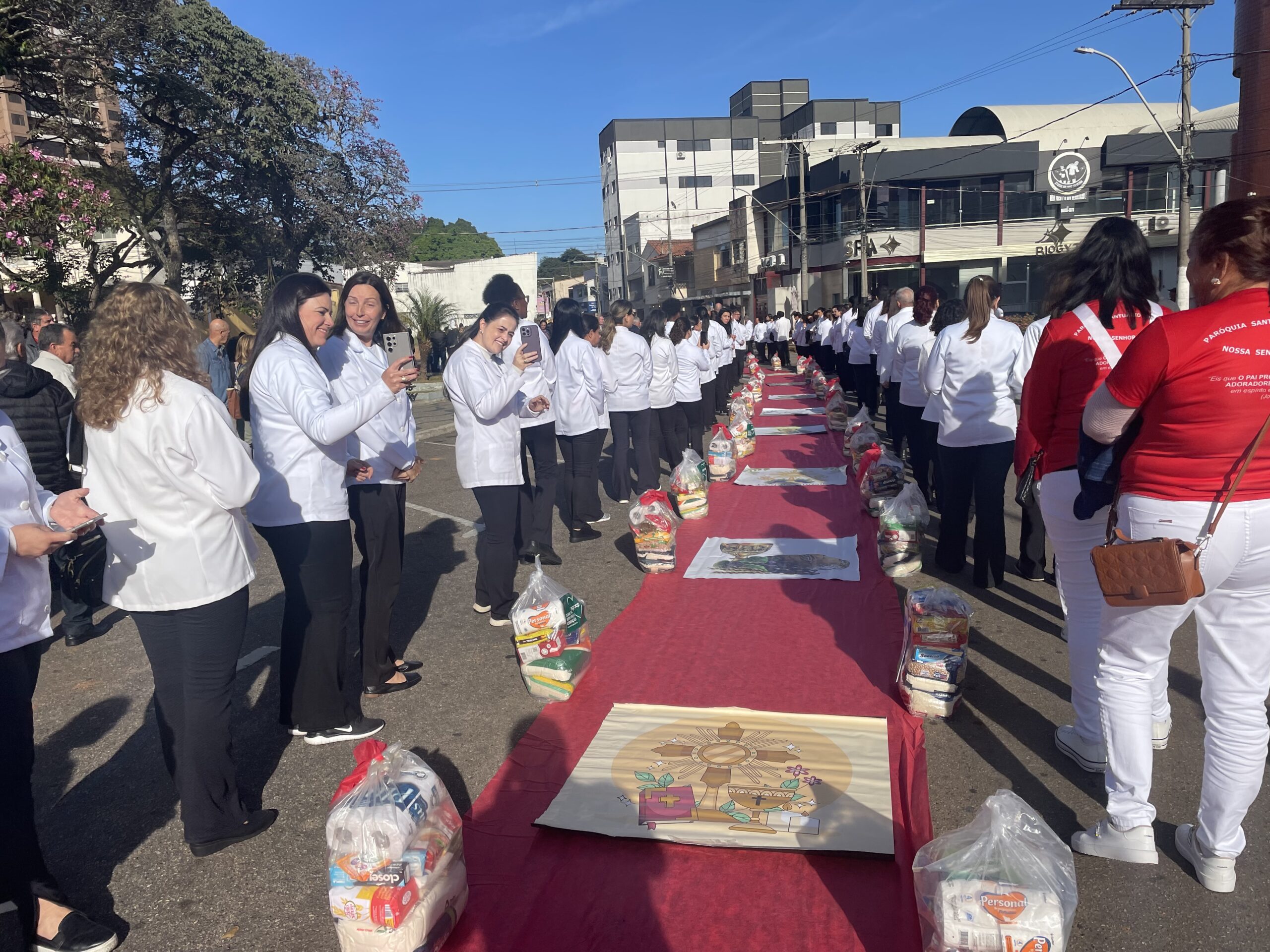 Procissões de Corpus Christi une fé e solidariedade com arrecadação de alimentos para famílias carentes