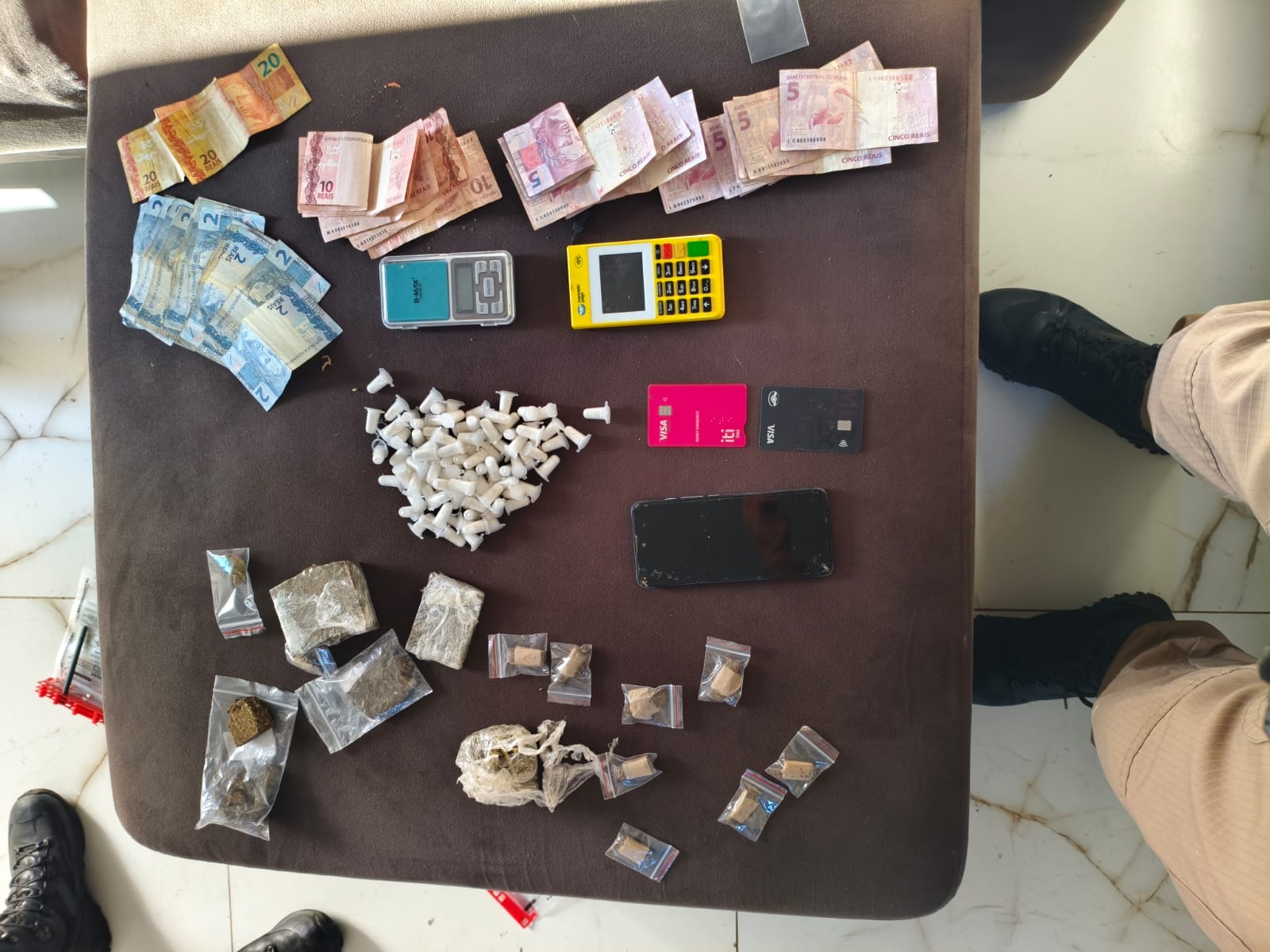 PM apreende drogas que abastecia biqueira de menina de 17 anos no São Judas Tadeu