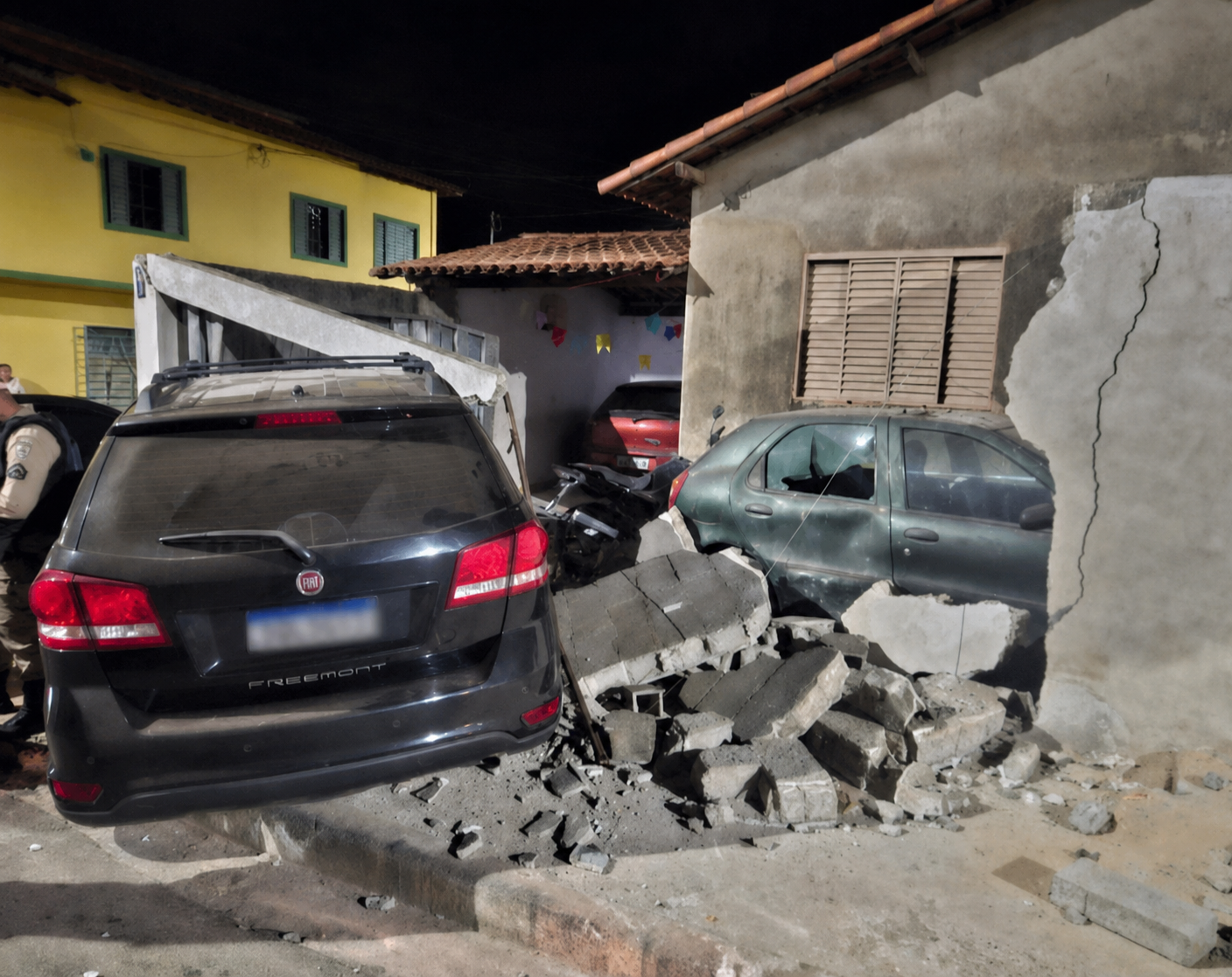 Motorista é presa após perder o controle do carro, invadir residência e danificar veículos no Morada Nova