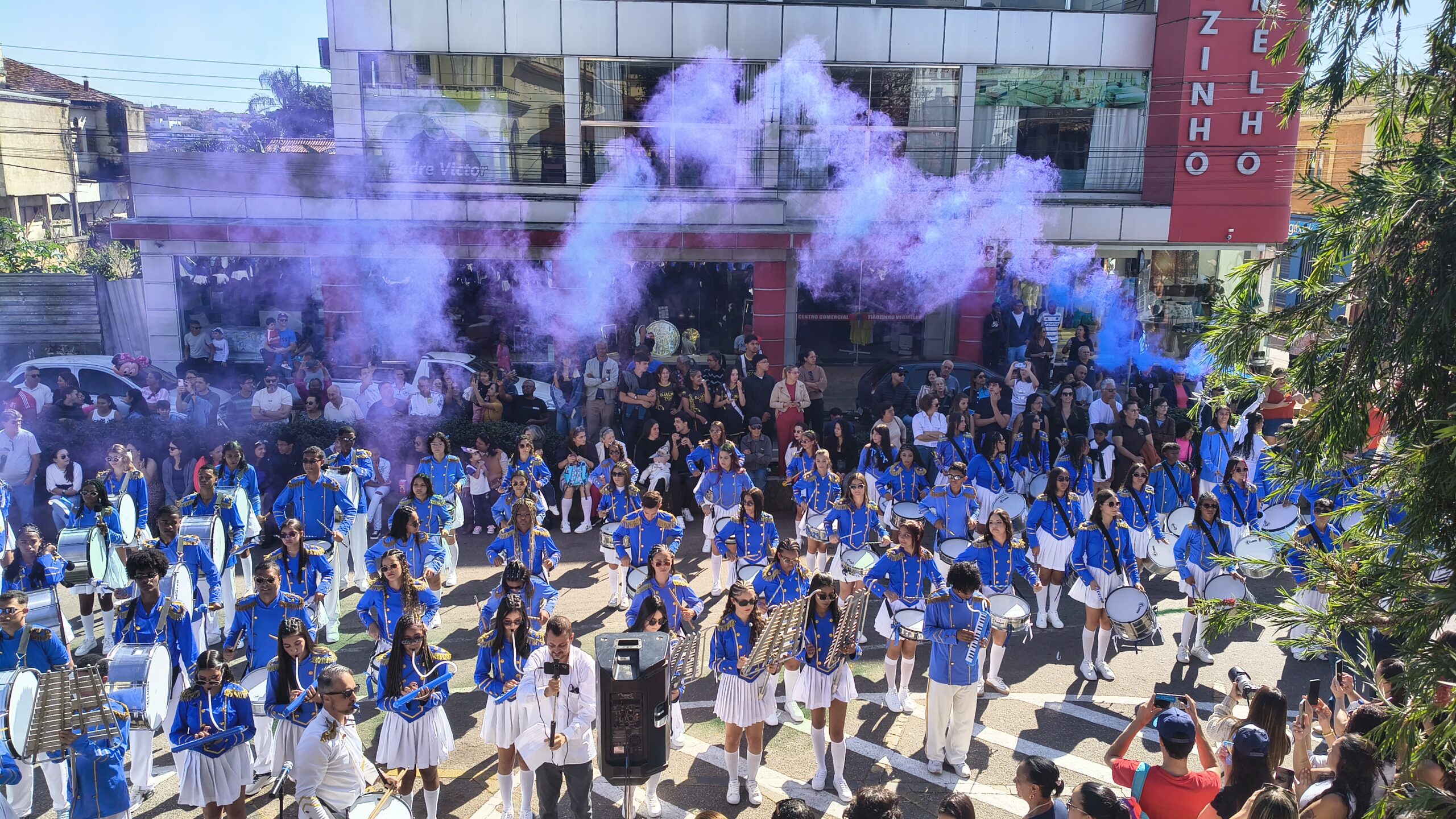 Desfile cívico emociona público com homenagens aos “Filhos da Terra” nos 169 anos de Três Pontas