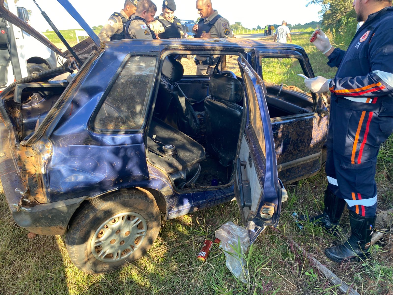 Jovens capotam o carro e fogem entre Três Pontas e Santana da Vargem