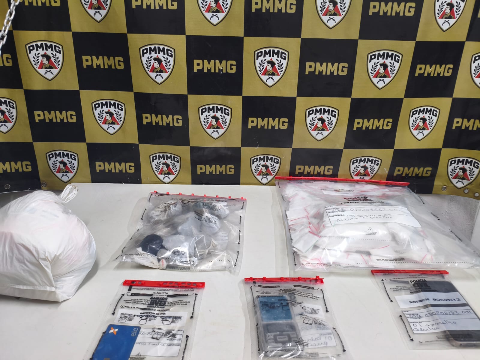 Rapaz é preso com maconha e quase 300 sachês de cocaína no Jardim das Esmeraldas