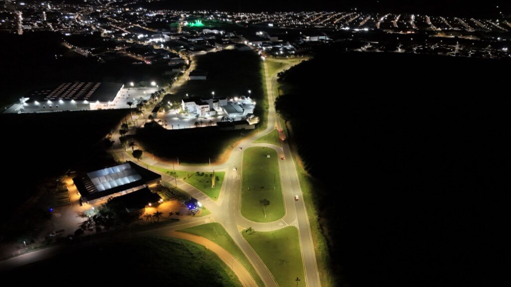 Nova iluminação em trevo de acesso a Três Pontas amplia segurança viária na MG-167