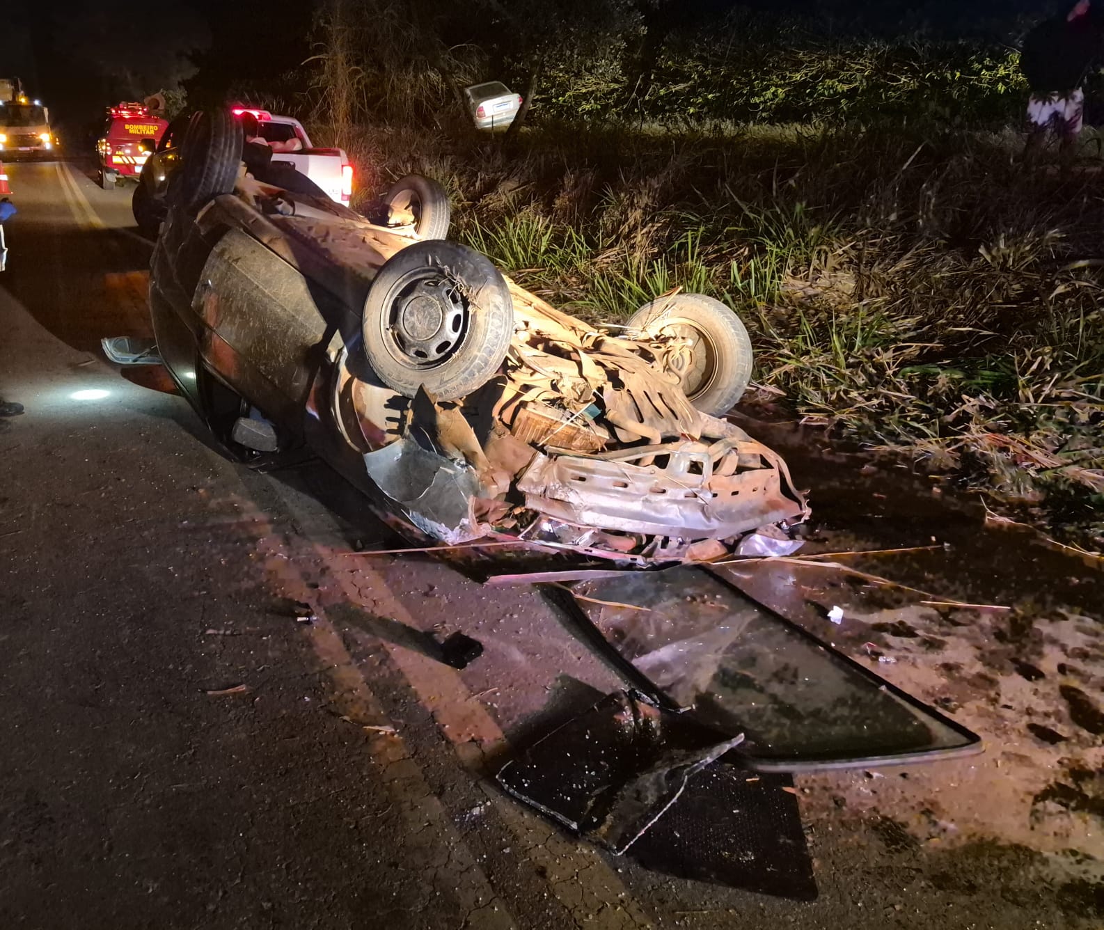 Rapaz inabilitado é arremessado fora do veículo após capotar o carro na BR 265