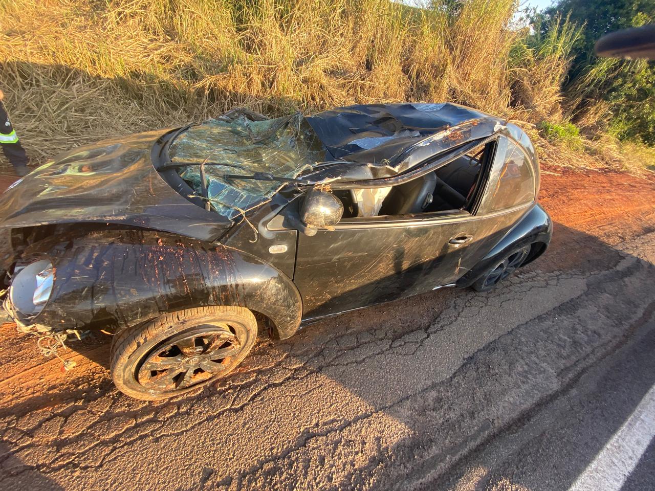 Motorista com sinais de embriaguez fica gravemente ferido após capotamento em Campos Gerais