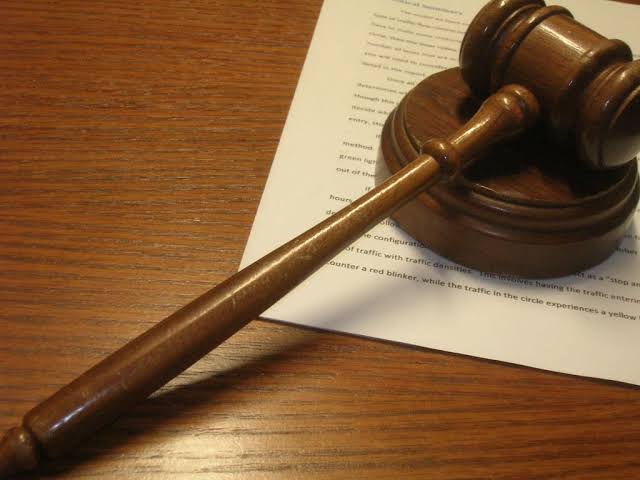 Mulher é detida após tentar impedir cumprimento de mandado judicial de entrega de bens