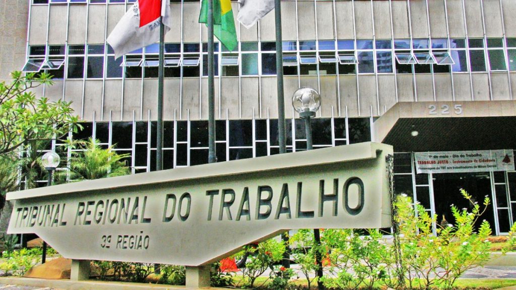 TRT-MG reverte justa causa após empregado atribuir rasura em atestado à filha de 10 anos em Três Pontas